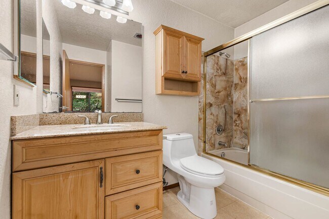 Building Photo - 2 Bedroom 2 Bathroom Condo Near Downtown Kirkland