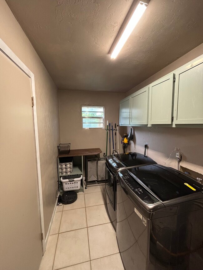 Building Photo - 11070 NW 60th Dr
