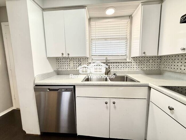 Building Photo - 2 Bed / 2 Bath Condo in Gated, Secluded Co...