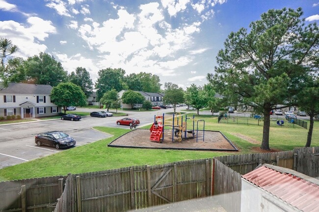 Building Photo - Updated 3BR Townhouse in Prime VA Beach Lo...