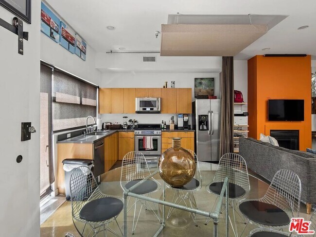 Building Photo - 815 Hampton Dr