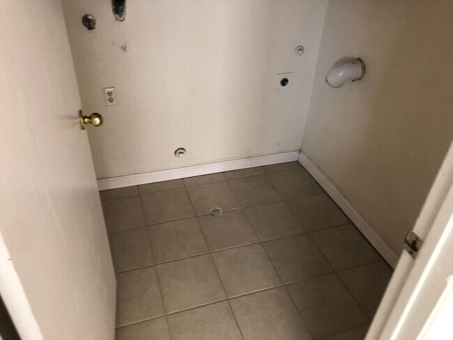 Building Photo - 4 Bedroom 2 Bath House for Rent