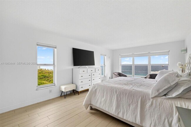 Building Photo - 3000 E Sunrise Blvd