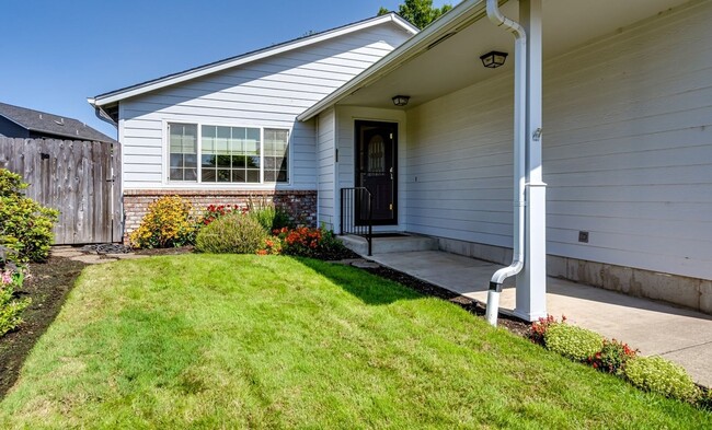 Building Photo - Large 4 Bed/ 2 Full Bath Home in the Gilha...