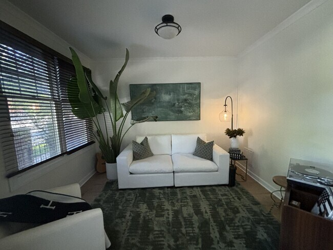 Building Photo - 854 N Ogden Ave