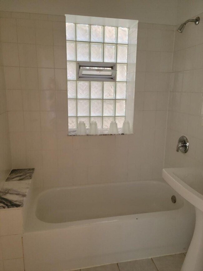 Building Photo - 2 bedroom in Chicago IL 60618
