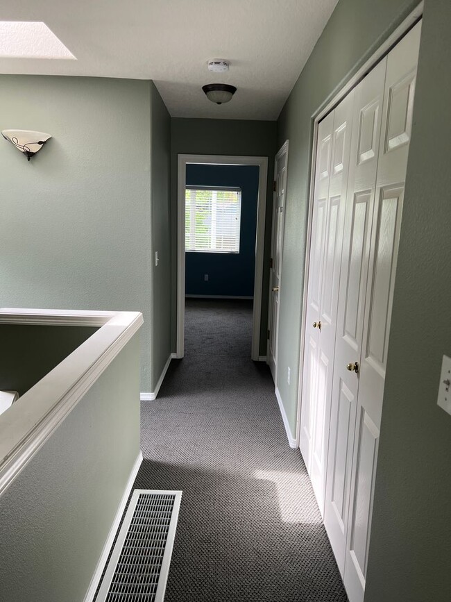 Building Photo - 2 Bed, 2 1/2 Bath townhome close to the Ri...