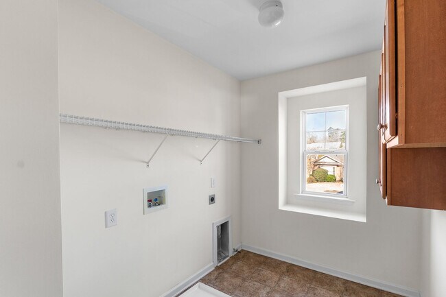 Building Photo - Immaculate 5-bedroom Paradise!