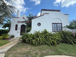 Building Photo - 359 Greenbriar Dr
