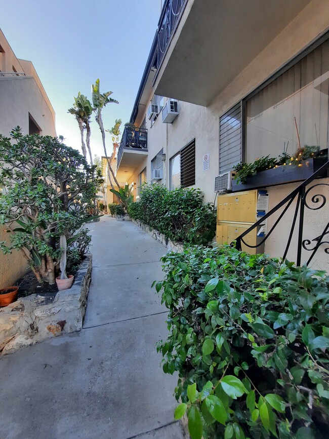 Building Photo - 915 N San Vicente Blvd
