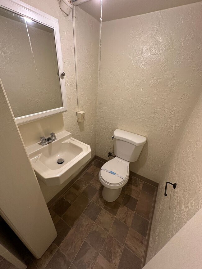 Building Photo - (487) 25th Street Duplex  2 Bdrm / 1 Bthrm