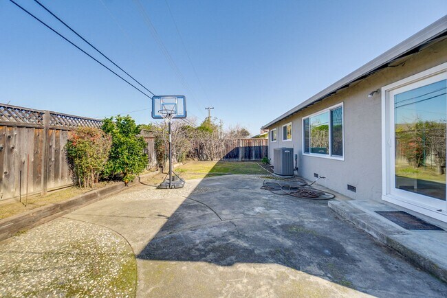 Building Photo - 5097 Forest Glen Dr