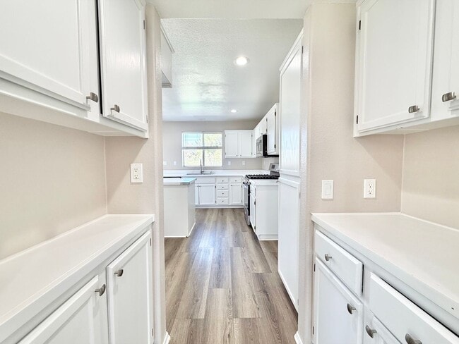 Building Photo - Stunning 4 Bedroom Home in California Tradewinds