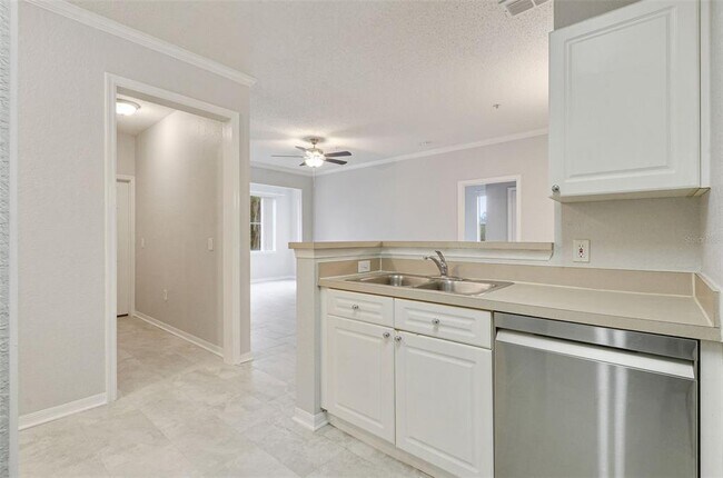 Building Photo - 18001 Richmond Pl Dr