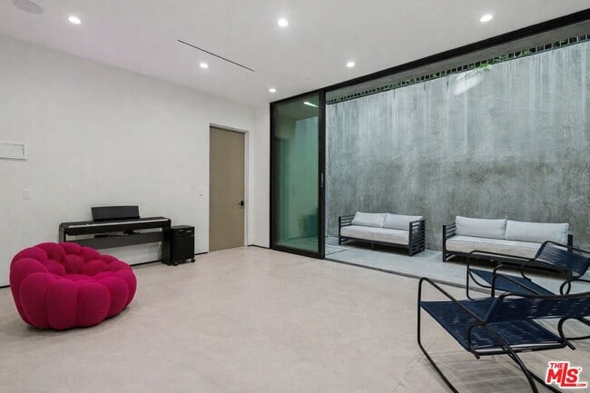 Building Photo - 418 N Sweetzer Ave