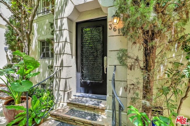 Building Photo - 361 1/2 S Doheny Dr