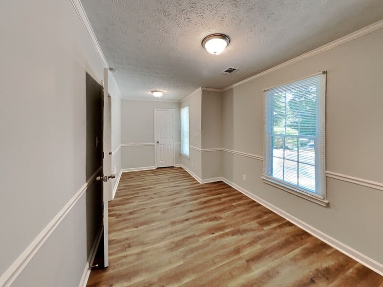 Building Photo - 245 Princeton Way