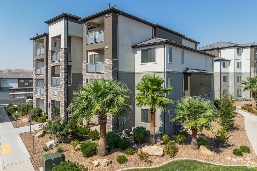 Primary Photo - Grayhawk at Rivers Edge