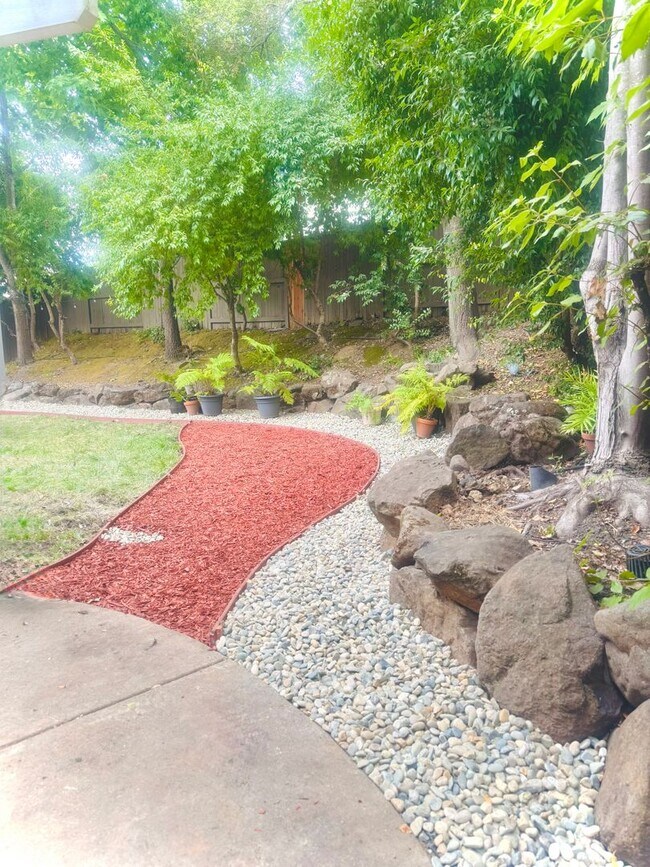Building Photo - Gorgeous Serrano home in gated community c...