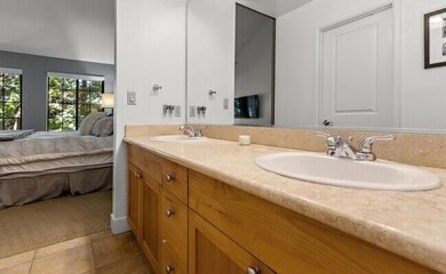 Building Photo - Gorgeous Two-Bedroom Condo with Golf Course Views in San Ramon!