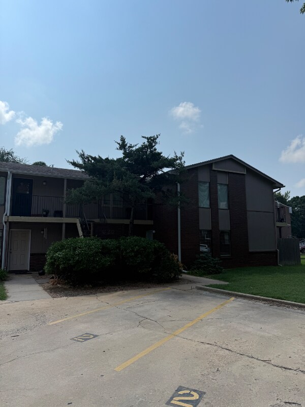 Building Photo - 620 S Mt Carmel St