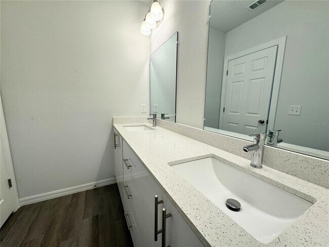 Building Photo - 1312 Hillsborough Ct