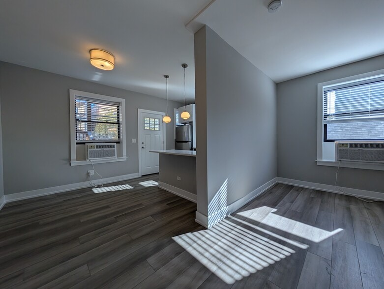 Building Photo - 3943 N Janssen Ave