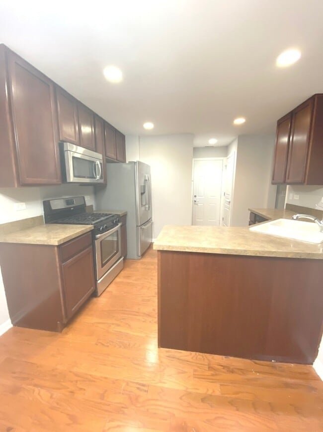 Building Photo - 337 Devoe Dr