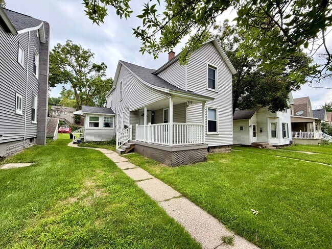 Building Photo - 615 Prospect Ave NE