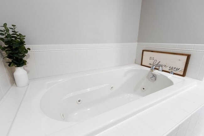 Building Photo - River Point Court Duplex