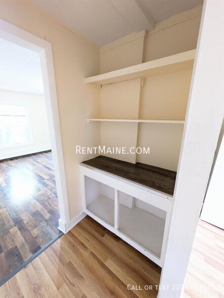 Building Photo - 28 Autumn St