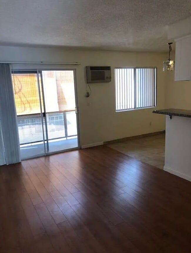 Building Photo - 1024 Justin Ave