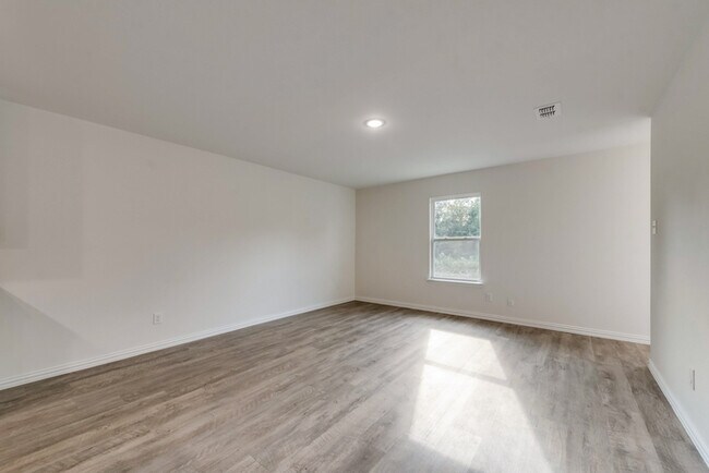 Building Photo - 712 W 19th St