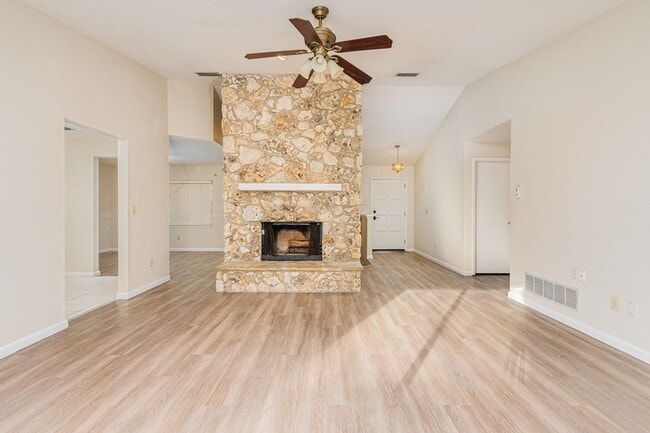 Building Photo - Renovated 3/2 Home in Daytona Beach