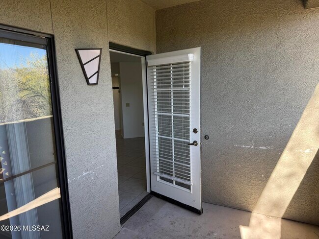 Building Photo - 5751 N Kolb Rd