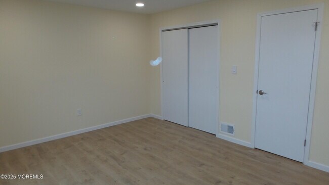 Building Photo - 2 Briar Mills Dr