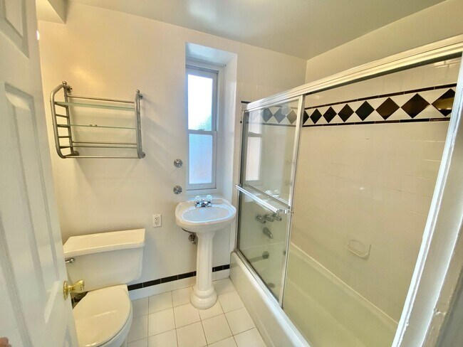 Building Photo - Have Breakfast at Tiffany's! Dupont's Gleaming Light Filled 2 En-suites w/ W/D at the Tiffany!