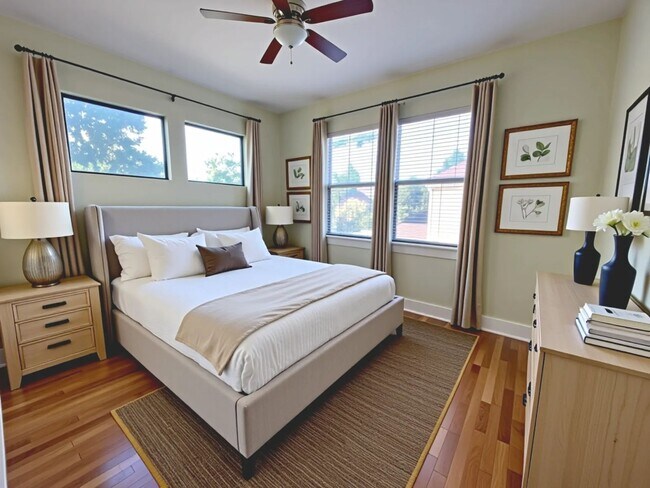 Building Photo - 5bed/3bath house in North Campus