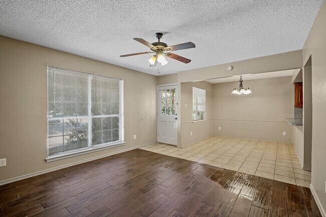 Building Photo - 2429 Lakeview Cir
