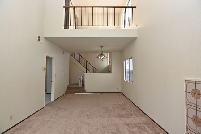 Building Photo - SFR near 880 & 84 -Minutes from Paseo Padr...