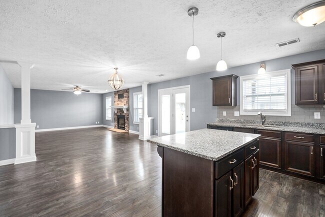 Building Photo - 3755 Windmill Dr