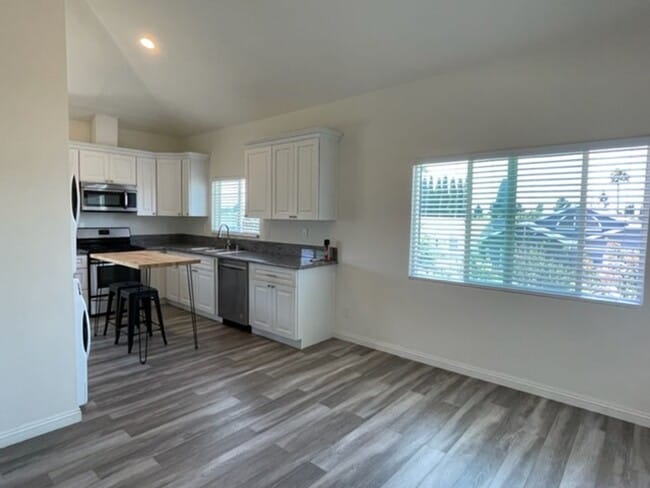 Building Photo - Newer Carriage Unit