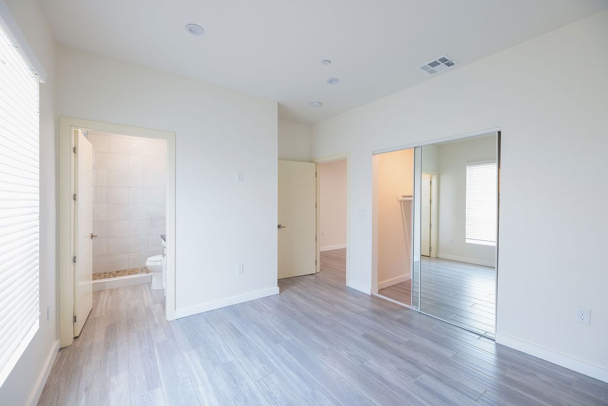 Building Photo - 1130 1/2 West 39th Street