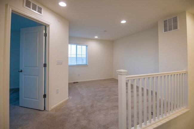 Building Photo - 2 Bedroom 2 1/2 Bath in Mosaic