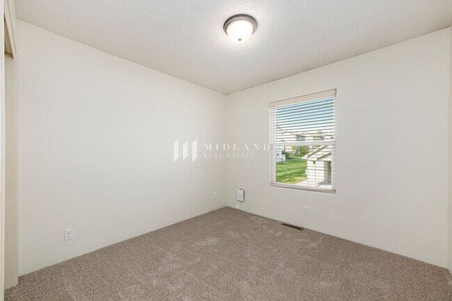 Building Photo - Beautiful Townhome in Shadow View