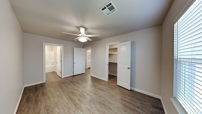 Building Photo - 2 Bedrooms 2 Bathroom 1 Car Garage Duplex Close to Broadway Extension, a short distance from Edmo...