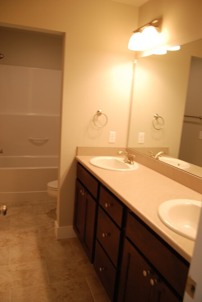 Master Bath - 947 Twin Lakes Ave