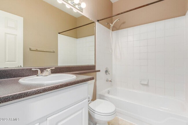 Building Photo - Amazing Townhome in Gated Community!
