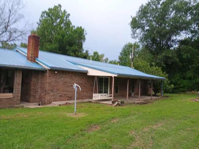 Building Photo - Country living at its BEST ! 3 bedroom 2 b...