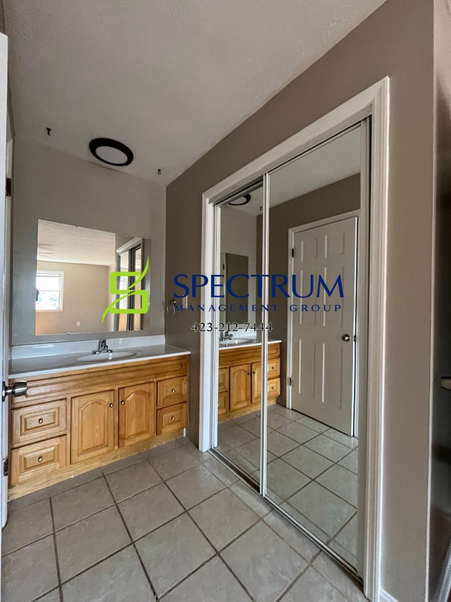 Building Photo - 723 White Oak Cir